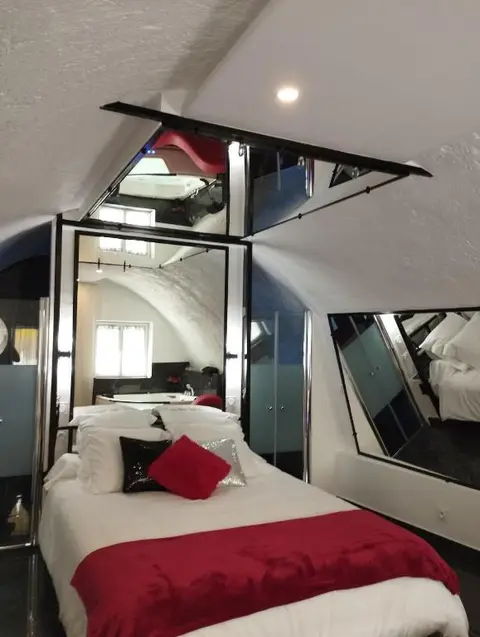 La suite miroir, love room avec jacuzzi
