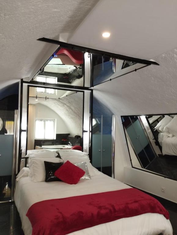 La suite miroir, love room avec jacuzzi